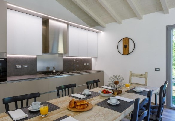 Zona pranzo e cucina moderna – Villa Mia