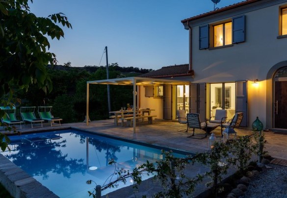 L’accogliente piscina è collocata adiacente alla proprietà all’interno del giardino piantumato e garantisce un’assoluta privacy – Villa Mia