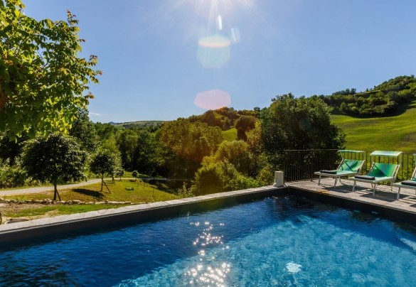 Dalla piscina è possibile ammirare l’incantevole panorama collinare – Villa Mia