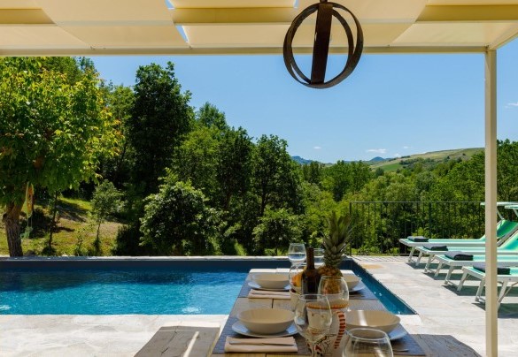 Tra la villa e la piscina è posizionato un ampio porticato comodo per dei pranzi conviviali godendo del bel panorama che la zona offre – Villa Mia