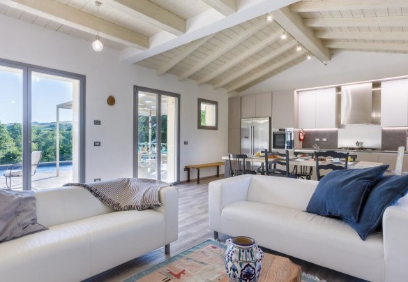 Grande open space composto da living, zona pranzo e cucina moderna – Villa Mia