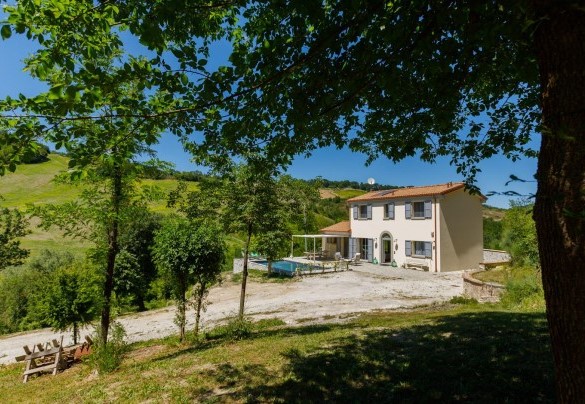 La proprietà si trova ai piedi di una collina da dove è possibile ammirare un bellissimo panorama – Villa Mia