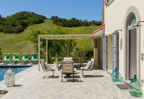Tra la villa e la piscina è posizionato un ampio porticato comodo per dei pranzi conviviali godendo del bel panorama che la zona offre – Villa Mia