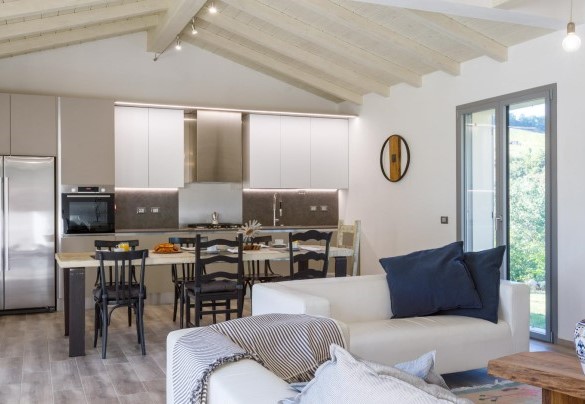 Grande open space composto da living, zona pranzo e cucina moderna – Villa Mia