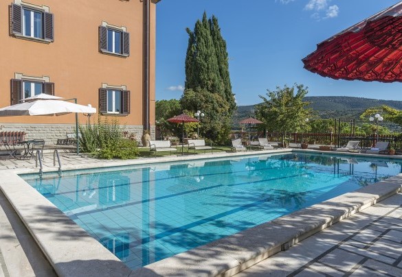 La piscina e la zona prendisole attrezzata con lettini, ombrelloni, doccia esterna,spogliatoi, bagno e sauna - Villa Michelangelo 