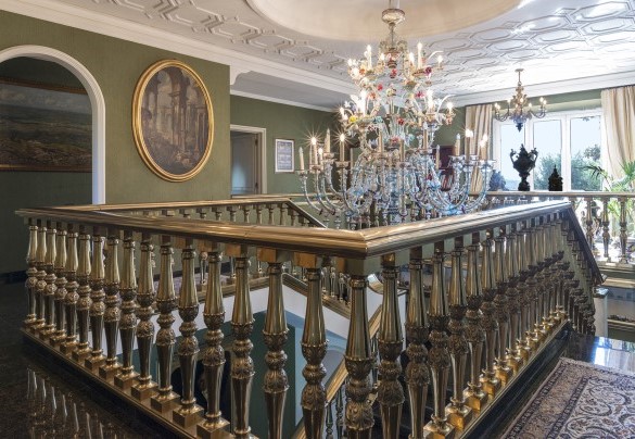 Il primo piano si sviluppa tutto intorno alla scalinata - Villa Michelangelo 