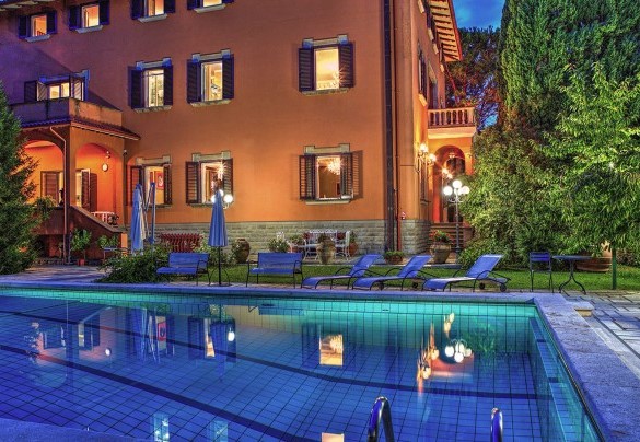 Tutta la splendida proprietà illuminata di notte - Villa Michelangelo 