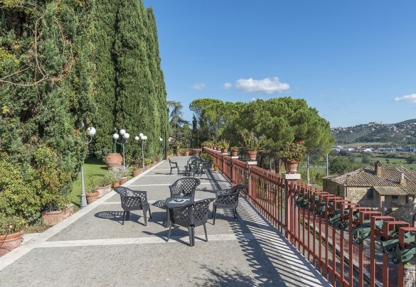 La terrazza con panorama verso il delizioso borgo di Corciano - Villa Michelangelo 