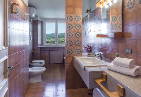 Bagno en suite con vasca al secondo piano - Villa Michelangelo  