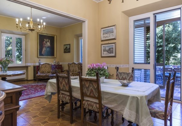 Sala da pranzo con porte finestre per poter accedere direttamente al porticato - Villa Michelangelo 