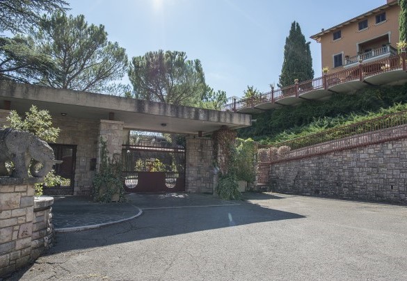 Il cancello automatico in ferro - Villa Michelangelo  