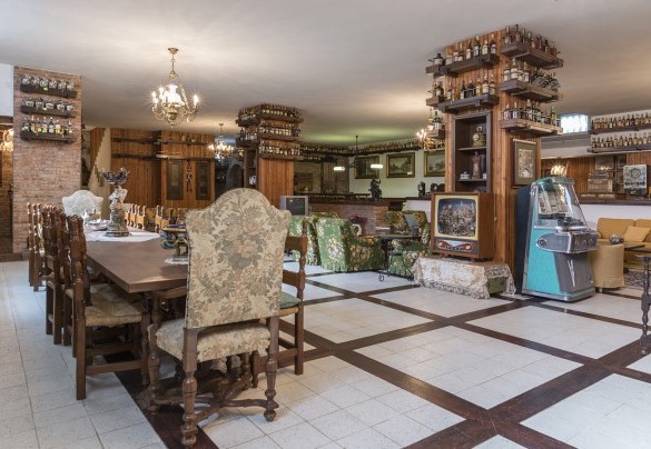 Taverna con tavolo da biliardo, area conversazione con divani, poltrone e tavoli da fumo, bar attrezzato, tavoli da gioco - Villa Michelangelo   