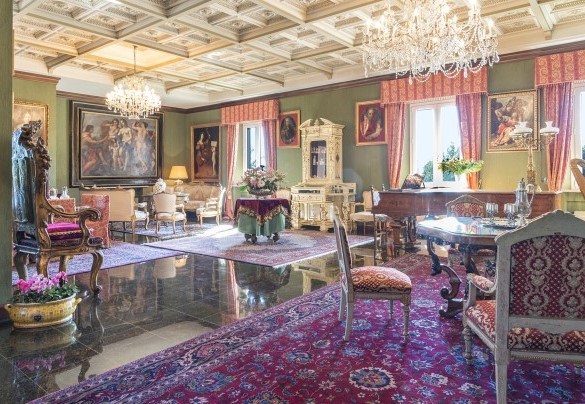Salotto arredato con mobili d'epoca - Villa Michelangelo