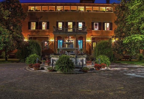 L'imponente villa illuminata al tramonto - Villa Michelangelo  