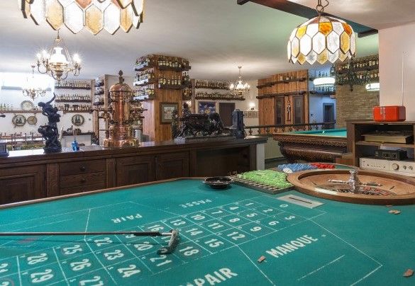 Taverna con tavoli da gioco nel seminterrato - Villa Michelangelo   
