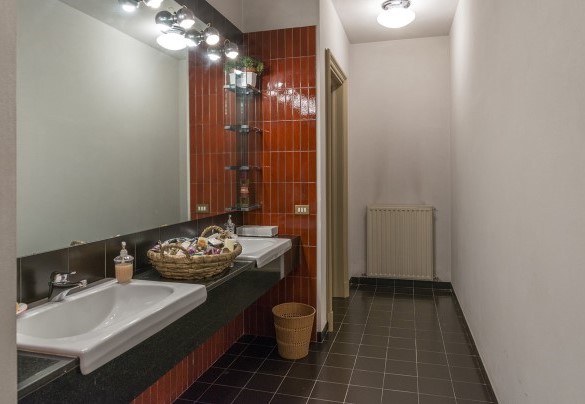 Bagno di servizio nel seminterrato - Villa Michelangelo 