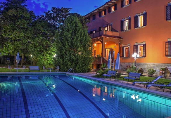 La piscina e sullo sfondo la villa - Villa Michelangelo