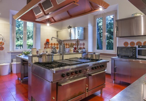 Cucina professionale al piano terra - Villa Michelangelo 