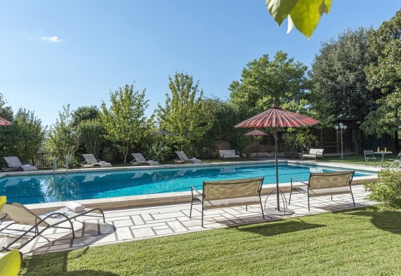 La superficie dell'aria solarium è pavimentata con mattonelle, pietre e prato ed è molto spaziosa - Villa Michelangelo 