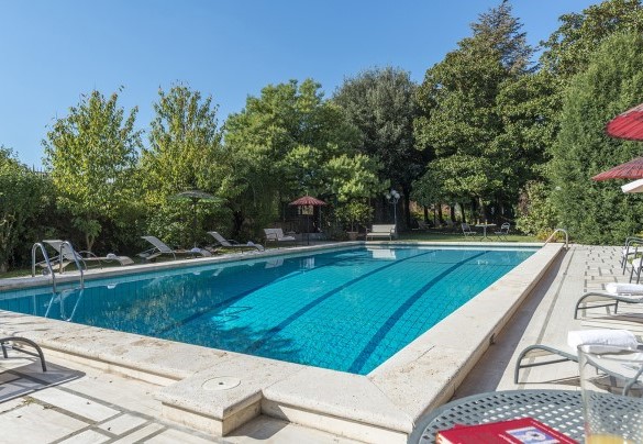 In un’area del parco affacciata su un paesaggio aperto e panoramico si trova la piscina - Villa Michelangelo