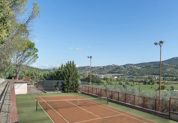 Il campo da tennis in cemento si trova ad un livello inferiore rispetto alla villa - Villa Michelangelo 