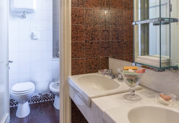 Bagno di servizio al piano terra - Villa Michelangelo 