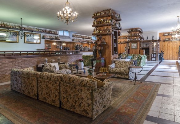 Ampia taverna con camino nel seminterrato - Villa Michelangelo  