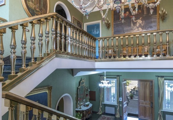 Scala in marmo e ottone di 25 scalini ci guida al primo piano - Villa Michelangelo 
