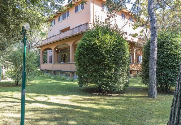 La villa sommersa nel verde giardino - Villa Michelangelo  