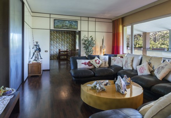 Salotto di passaggio con uscita diretta verso l'ampio terrazzo - Villa Michelangelo  