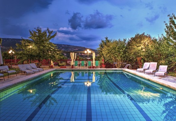La piscina illuminata al tramonto - Villa Michelangelo 