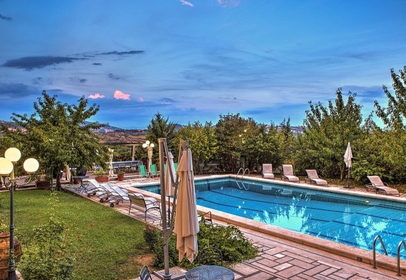 La piscina dista solo 5 metri dalla villa e vi si accede scendendo 8 scalini dal porticato - Villa Michelangelo