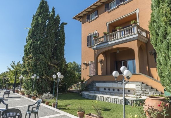 Gran parte del giardino è coltivato a prato alternato con viottoli in pietra e mattoni ed arricchito da alberi ad alto fusto - Villa Michelangelo  
