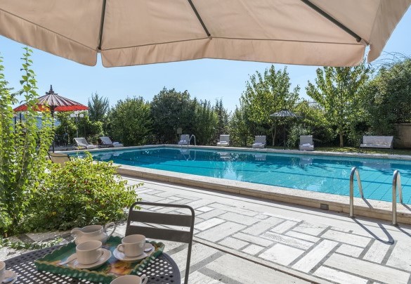 Colazione sotto l'ombrellone a bordo piscina - Villa Michelangelo  