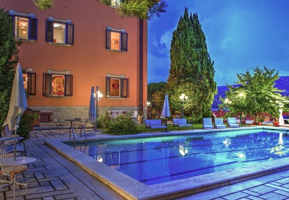 La piscina misura 14 x 7 metri con profondità che varia da 1,30 m fino ad un massimo di 4 metri - Villa Michelangelo 