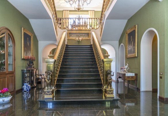 Scala in marmo e ottone conduce al primo piano - Villa Michelangelo