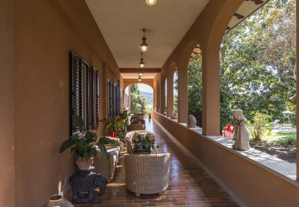 Il porticato arredato con varie zone relax - Villa Michelangelo 