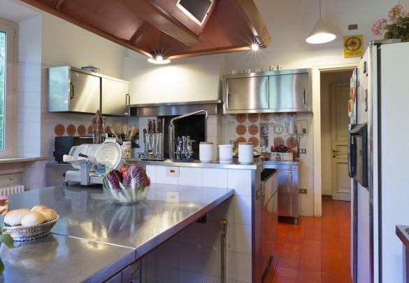 Cucina professionale dotata di un barbecue in muratura - Villa Michelangelo  