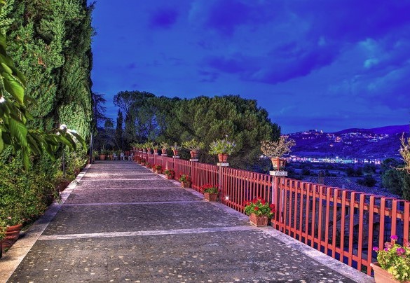 La terrazza panoramica di notte - Villa Michelangelo 
