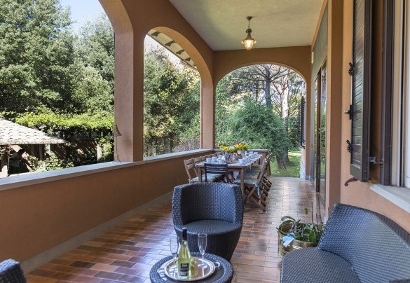 Zona per mangiare all'aperto con il tavolo preparato - Villa Michelangelo  