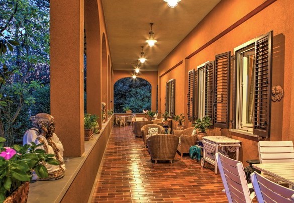 Il porticato illuminato di notte - Villa Michelangelo 