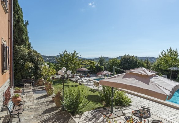 La piscina è collocata all'interno del parco della proprietà - Villa Michelangelo 