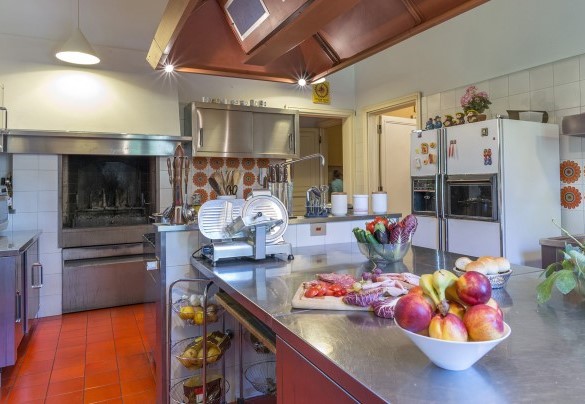 La cucina professionale molto attrezzata - Villa Michelangelo  