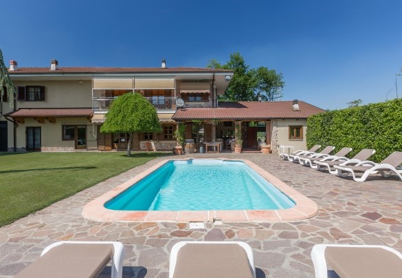 The pool, lined with blue fiberglass, is chlorinated - Villa Miki