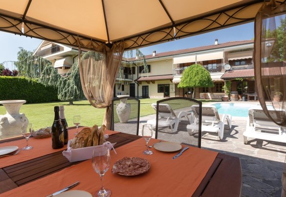 The gazebo is the perfect spot for outdoor breakfasts - Villa Miki
