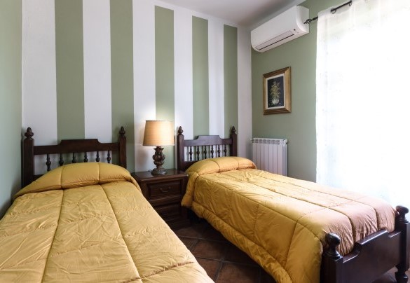 The double bedroom on the upper floor with air conditioning - Villa Miki