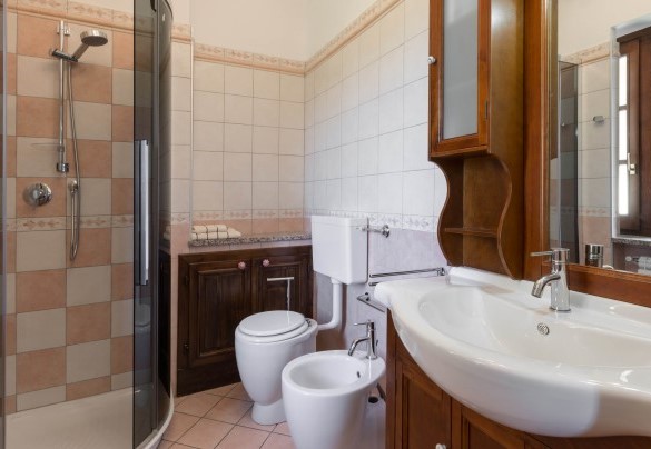 The stunning bathroom with a shower on the upper floor - Villa Miki