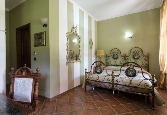 The characteristic double bedroom on the ground floor - Villa Miki