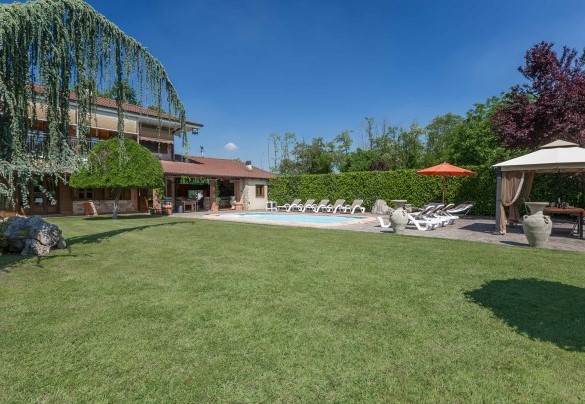 The English lawn garden of about 1000 sq m - Villa Miki