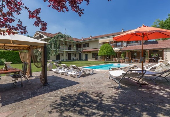 The pool area is complemented by the sunbathing area - Villa Miki